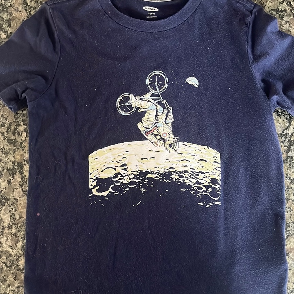 Boys 6-7 t-shirt. Old Navy